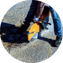 モモタロウ解体のアスファルト壊し