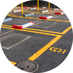 モモタロウ解体の駐車場の解体